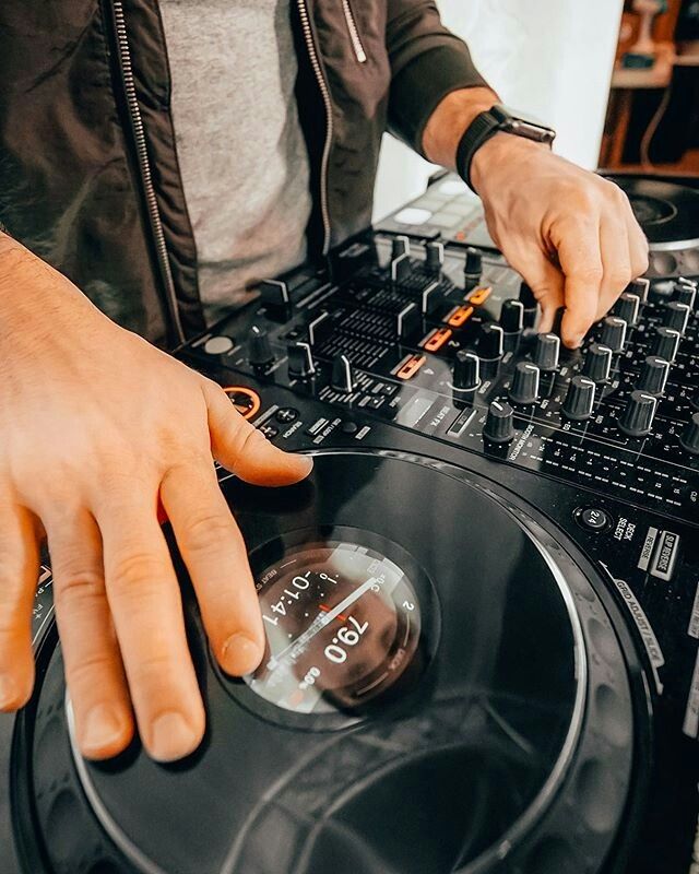DJ